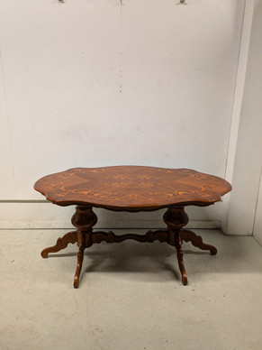 Kaunis Rokokoo ruokapöytä 