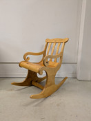 Upea vanha puinen keinutuoli 