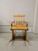 Upea vanha puinen keinutuoli 