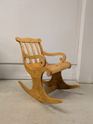 Upea vanha puinen keinutuoli 