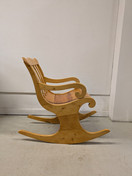 Upea vanha puinen keinutuoli 