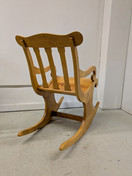 Upea vanha puinen keinutuoli 