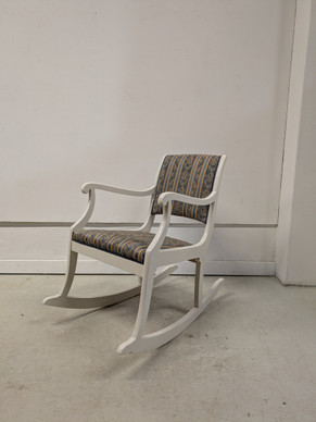 Entisöity kaunis keinutuoli 