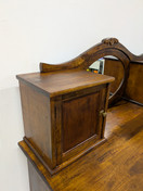 Kunnostettu vanha peilipiironki 