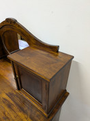 Kunnostettu vanha peilipiironki 