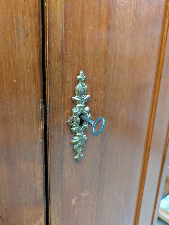 Suuri vanha kaappi