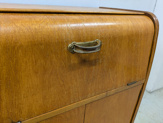 Vintage levysoitinkaappi