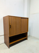 Teak liukuovikaappi / tv-kaappi 60-luku