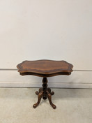 Tyylikäs klassinen sivupöytä 