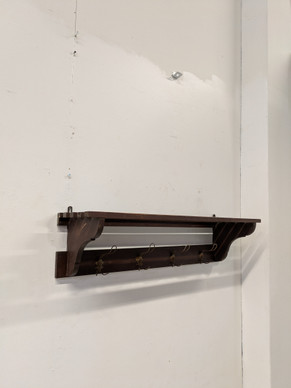 Vanha puinen hattuhylly / naulakko 