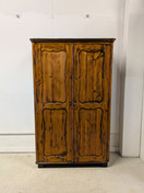 Upea entisöity vaatekaappi 