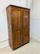 Upea entisöity vaatekaappi 