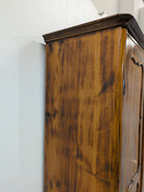 Upea entisöity vaatekaappi 