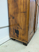 Upea entisöity vaatekaappi 