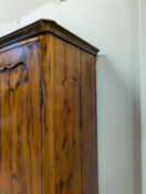 Upea entisöity vaatekaappi 