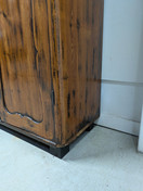 Upea entisöity vaatekaappi 