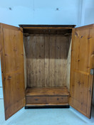 Upea entisöity vaatekaappi 