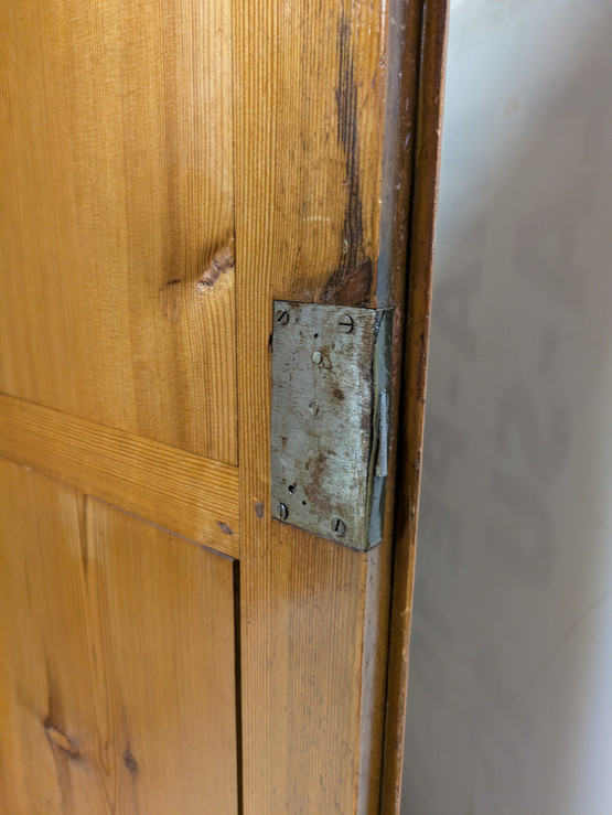 Upea entisöity vaatekaappi 