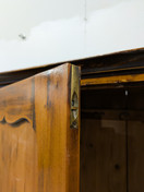 Upea entisöity vaatekaappi 