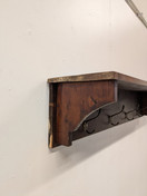 Vanha hattuhylly / naulakko 