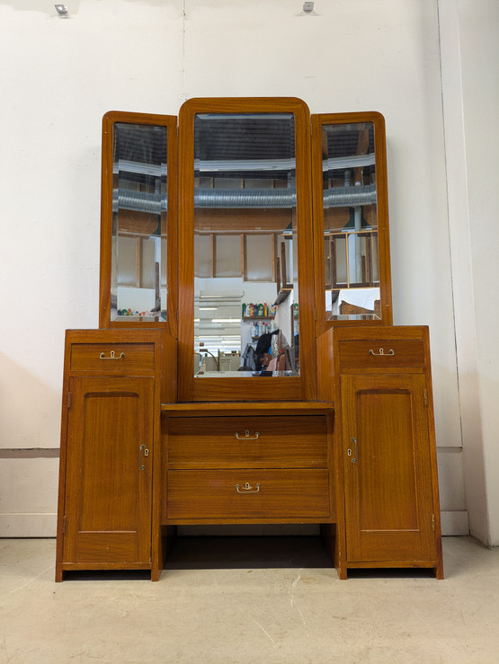 Vanha kunnostettu peilipiironki 