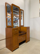 Vanha kunnostettu peilipiironki 