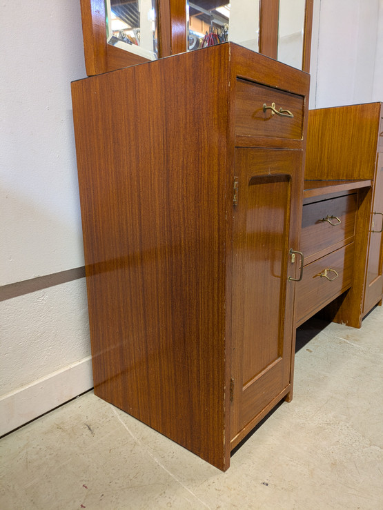 Vanha kunnostettu peilipiironki 