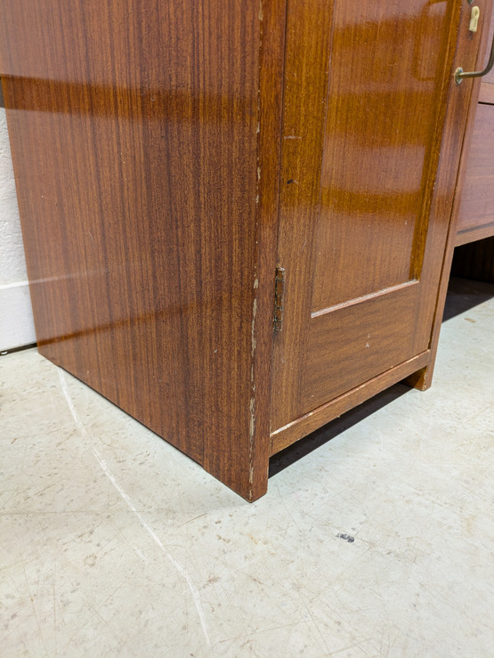 Vanha kunnostettu peilipiironki 