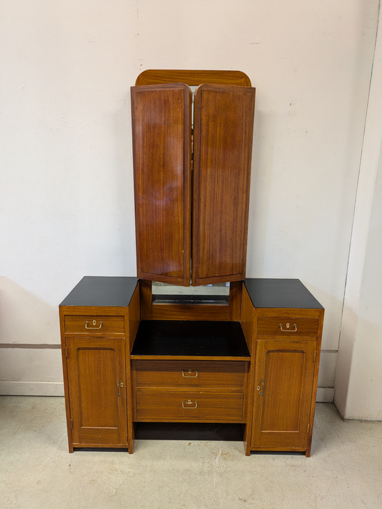 Vanha kunnostettu peilipiironki 