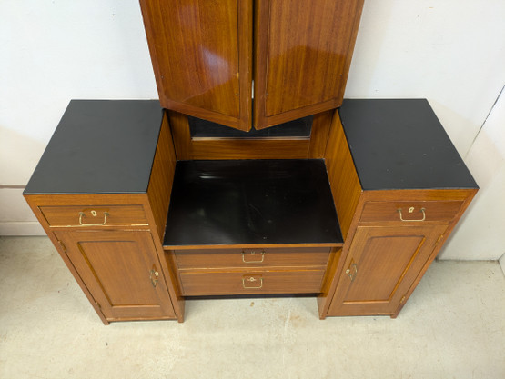 Vanha kunnostettu peilipiironki 