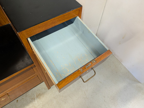 Vanha kunnostettu peilipiironki 