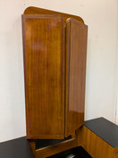 Vanha kunnostettu peilipiironki 