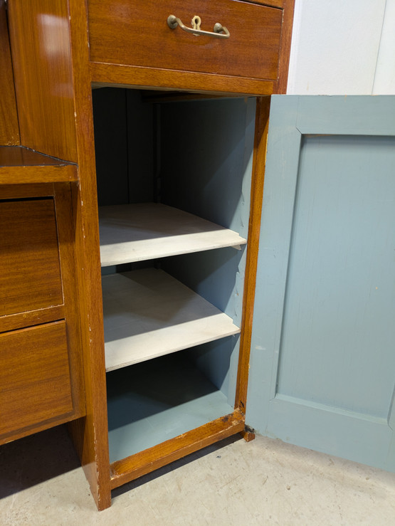 Vanha kunnostettu peilipiironki 