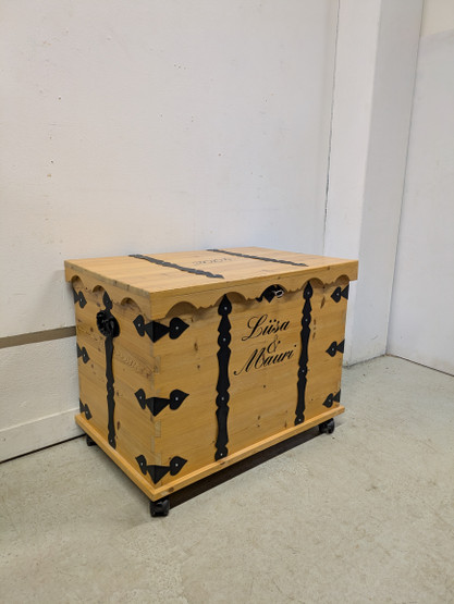 Puinen arkku 