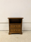 Klassinen pikku lipasto / yöpöytä 