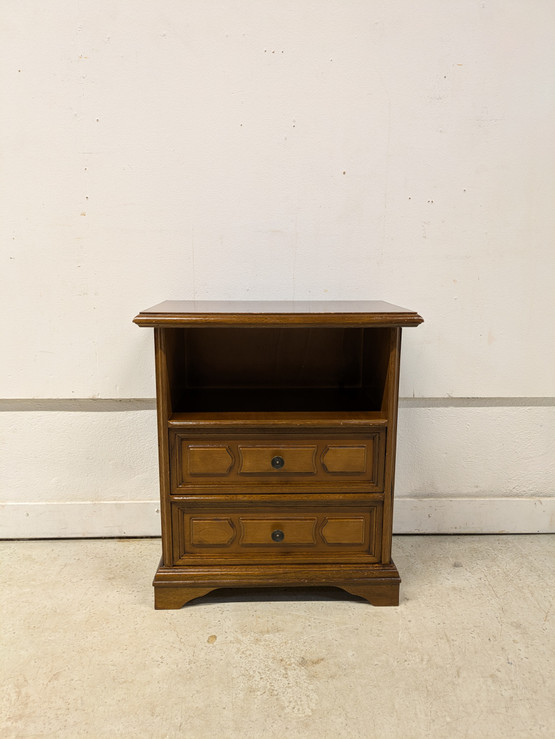 Klassinen pikku lipasto / yöpöytä 