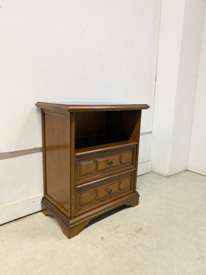 Klassinen pikku lipasto / yöpöytä 