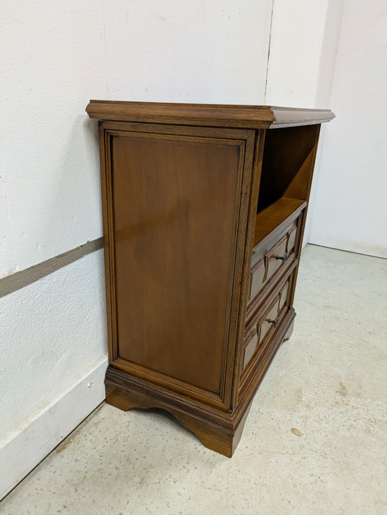 Klassinen pikku lipasto / yöpöytä 