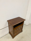 Klassinen pikku lipasto / yöpöytä 