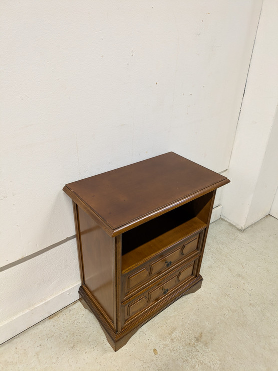 Klassinen pikku lipasto / yöpöytä 