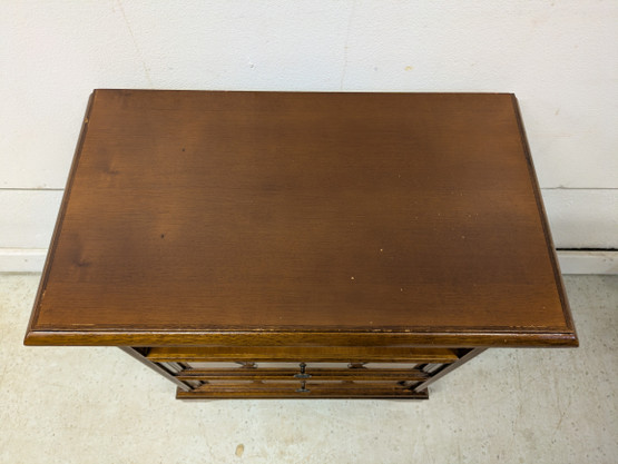 Klassinen pikku lipasto / yöpöytä 