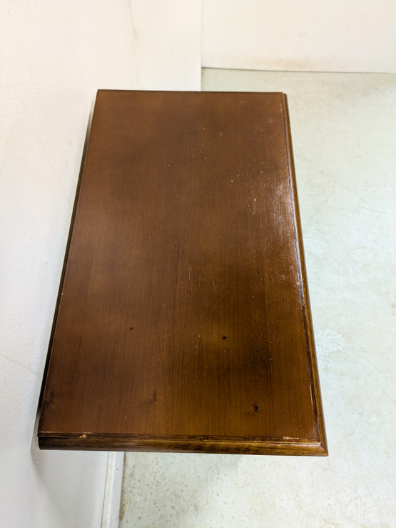 Klassinen pikku lipasto / yöpöytä 