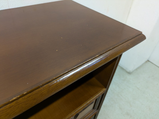 Klassinen pikku lipasto / yöpöytä 