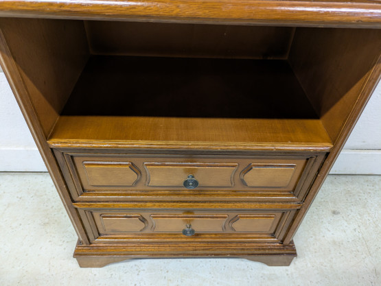 Klassinen pikku lipasto / yöpöytä 