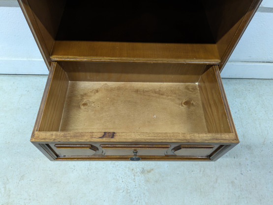 Klassinen pikku lipasto / yöpöytä 