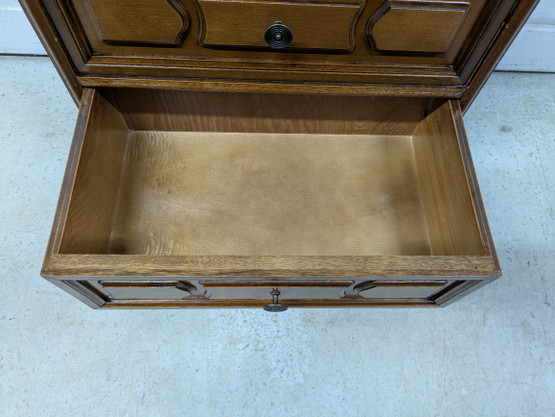 Klassinen pikku lipasto / yöpöytä 