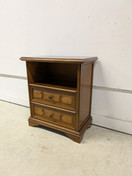 Klassinen pikku lipasto / yöpöytä 