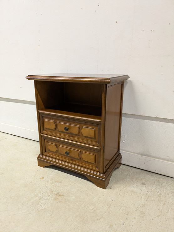 Klassinen pikku lipasto / yöpöytä 