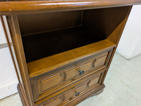 Klassinen pikku lipasto / yöpöytä 