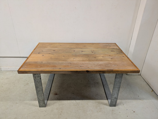 Upea industrial tyylinen ruokapöytä 